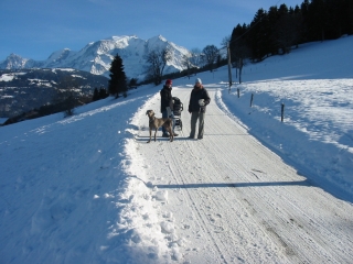 Hotel combloux Caprice des neiges chemin enneigé